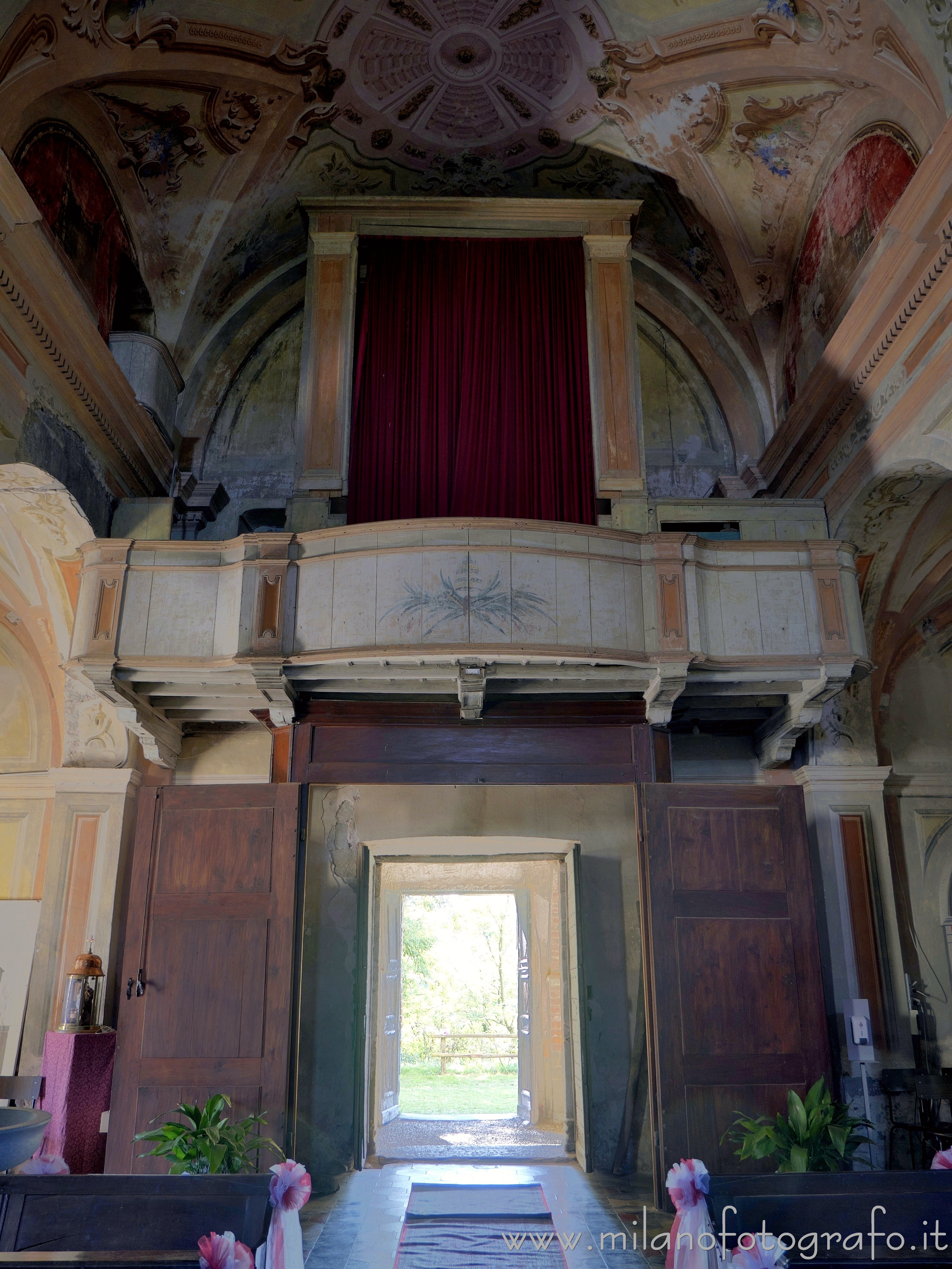 Castelletto Cervo (Biella) - Controfacciata  della chiesa del Priorato Cluniacense dei Santi Pietro e Paolo - Foto a piena risoluzione